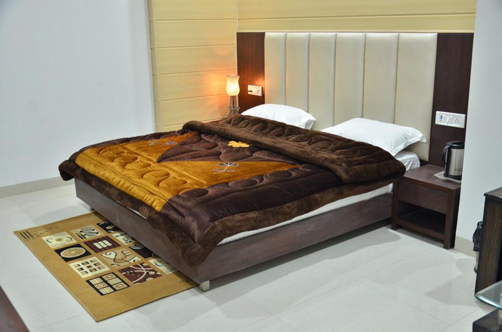 Hotel Popular อัมริตสา ภายนอก รูปภาพ